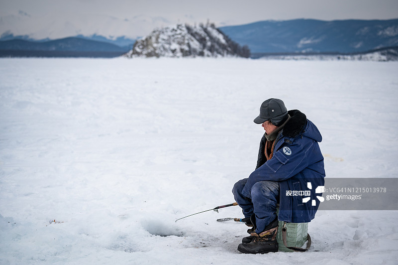 西伯利亚贝加尔湖上的渔夫图片素材