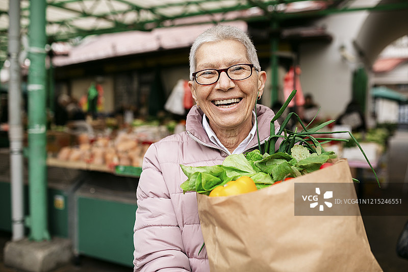 一位老妇人在农贸市场购物图片素材