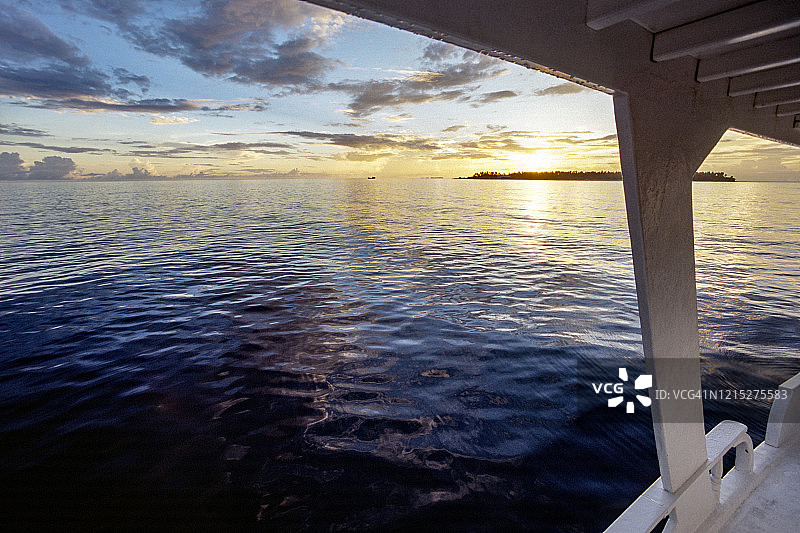马尔代夫，印度洋上的日落图片素材