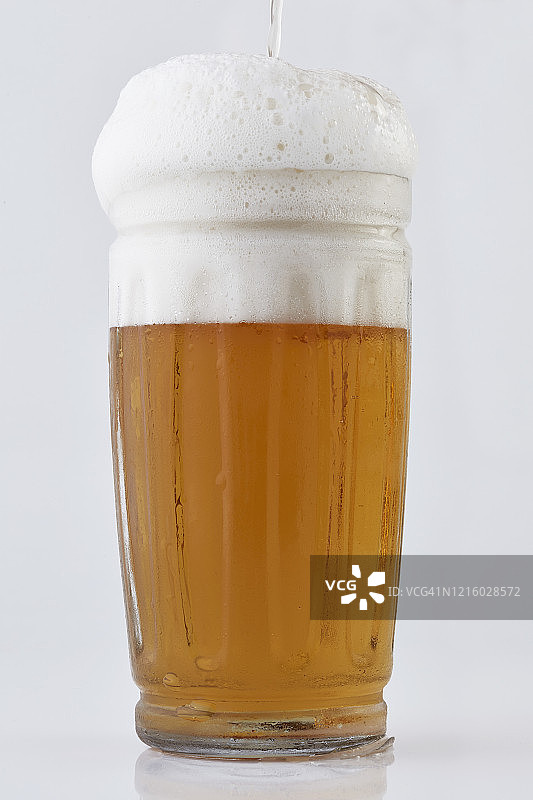 一杯冷凝的冰啤酒图片素材