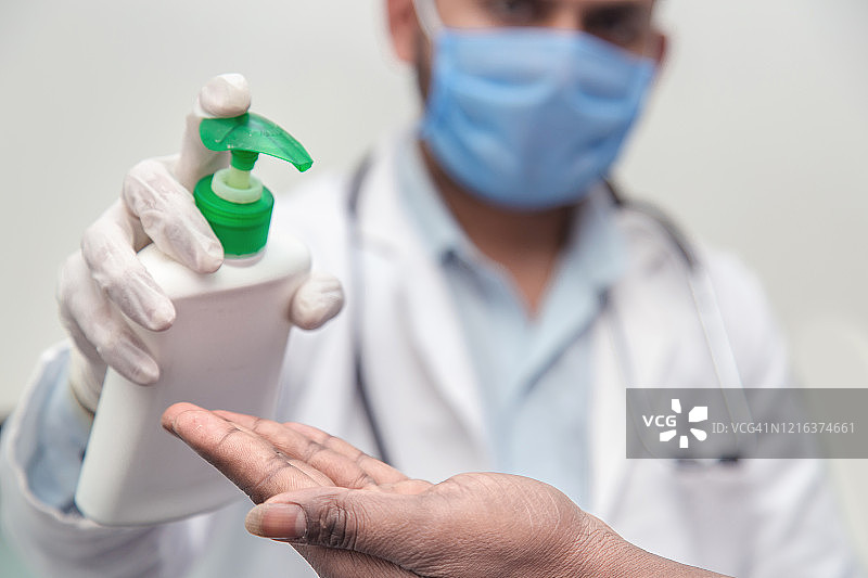 医生在手中的酒精消毒剂用于清洁手和用作消毒剂图片素材