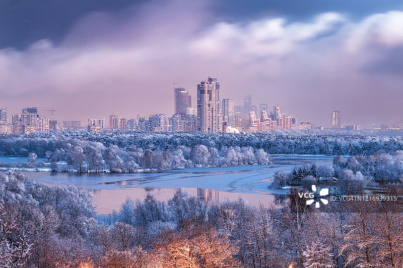 莫斯科冬季的城市景观和傍晚拂晓时的莫斯科河图片素材