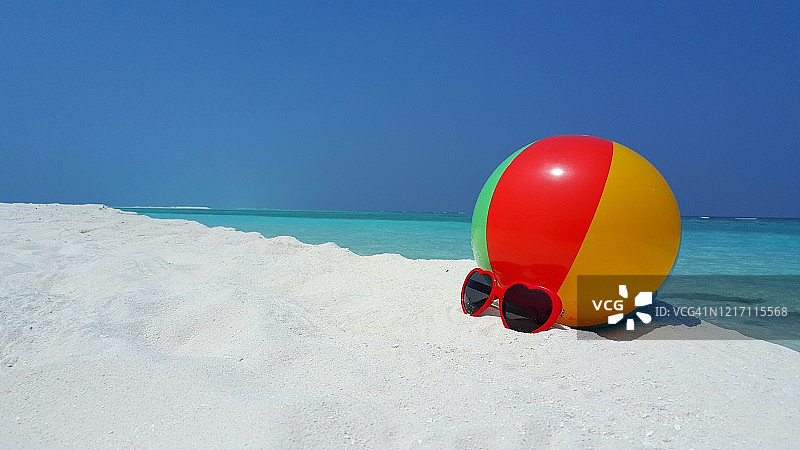 沙滩球和心形太阳镜在热带海滩。本空间图片素材