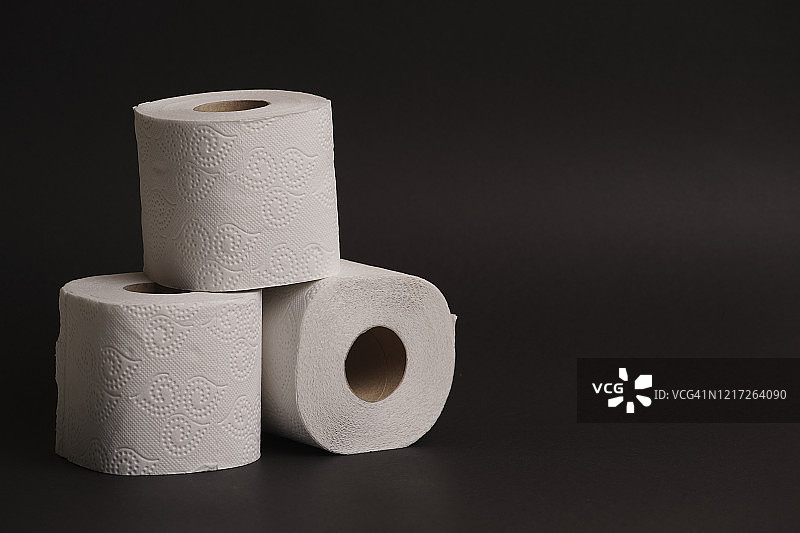 柔软卫生的白色卫生纸，黑色背景。图片素材