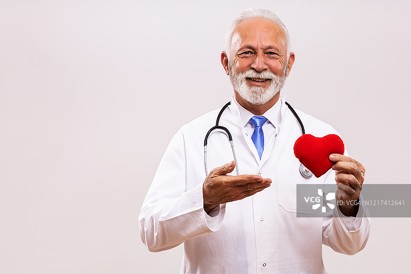 高级医生显示心脏形状图片素材