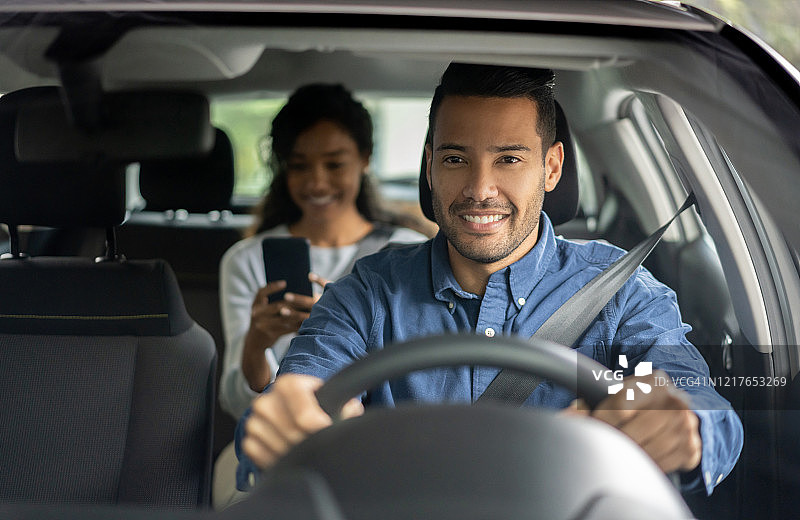 快乐的司机从一个汽车请求服务驾驶一个女人图片素材