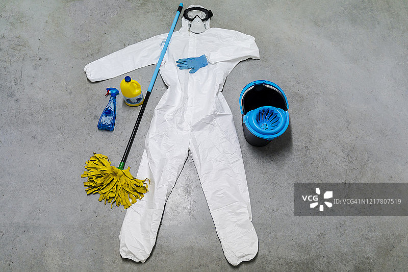 地板上有防护服、清洁剂、水桶和消毒剂图片素材