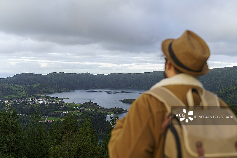 男人看风景的后视图，圣米格尔岛，亚速尔群岛，葡萄牙图片素材