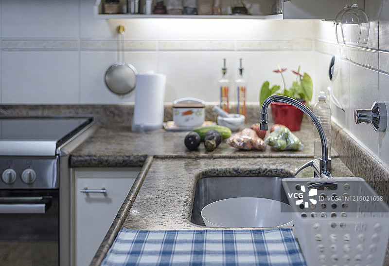 厨房的水槽是用来清洗和消毒蔬菜后再存放的图片素材