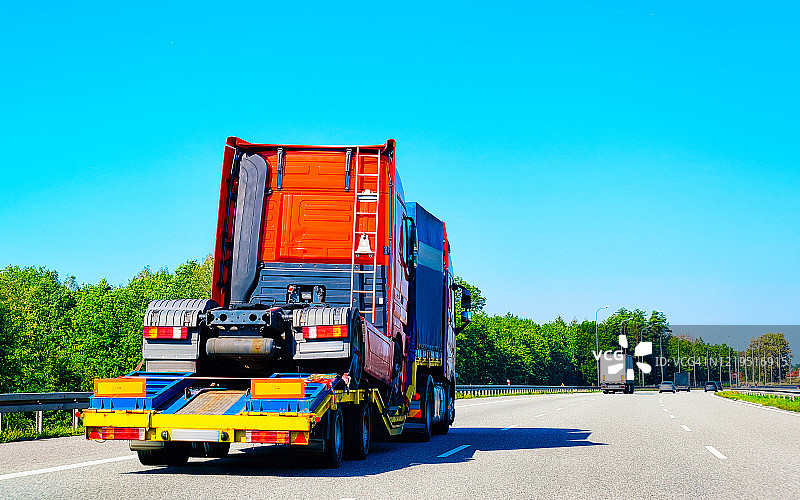 斯洛文尼亚高速公路上的卡车运输车图片素材