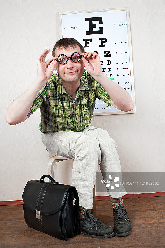 在医务室里戴眼镜的人图片素材