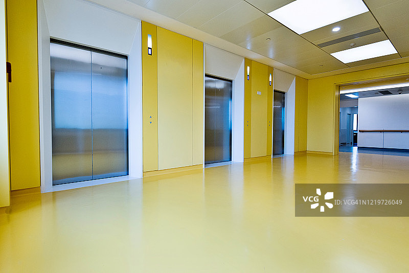 现代医疗诊所的电梯图片素材