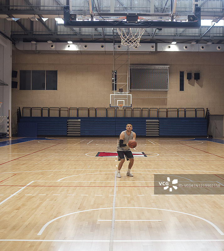 准备得分:篮球运动员在球场上独自投篮图片素材