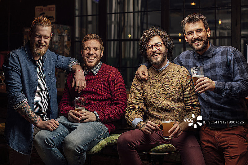 一群快乐的男人一起在酒吧喝啤酒图片素材