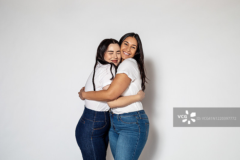 两个女性朋友互相拥抱图片素材