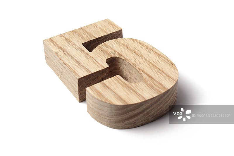 倾斜的木制数字5在白色的背景图片素材