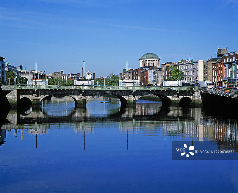 都柏林沿着利菲河的城市景观图片素材