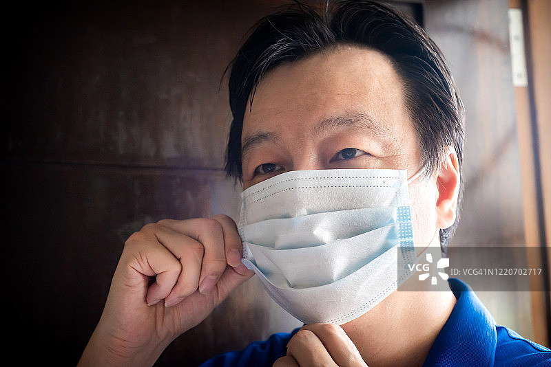 在全球大流行期间，亚洲成年人出门时须戴上防护口罩，以确保安全及预防空气传播疾病。图片素材