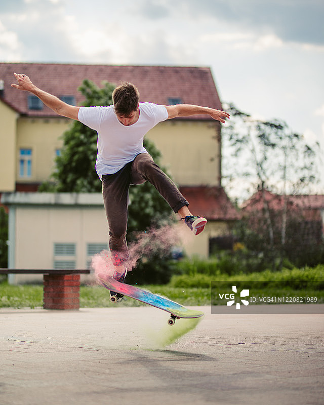 一个年轻人在街上玩滑板图片素材