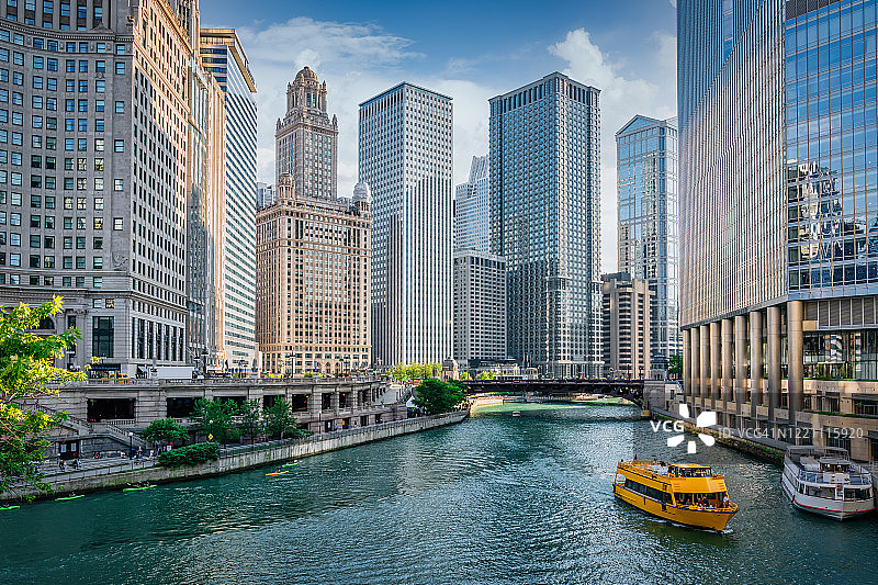 芝加哥河城市景观水上出租车游船在夏季巡航图片素材