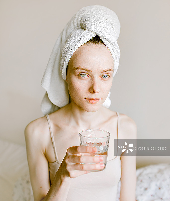 早上喝柠檬水的女人图片素材