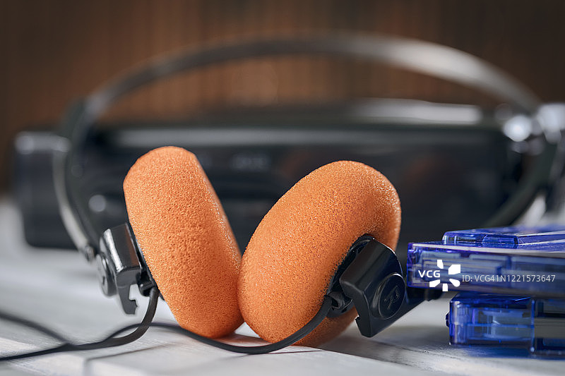 复古随身听耳机与橙色垫，磁带音乐播放器80图片素材