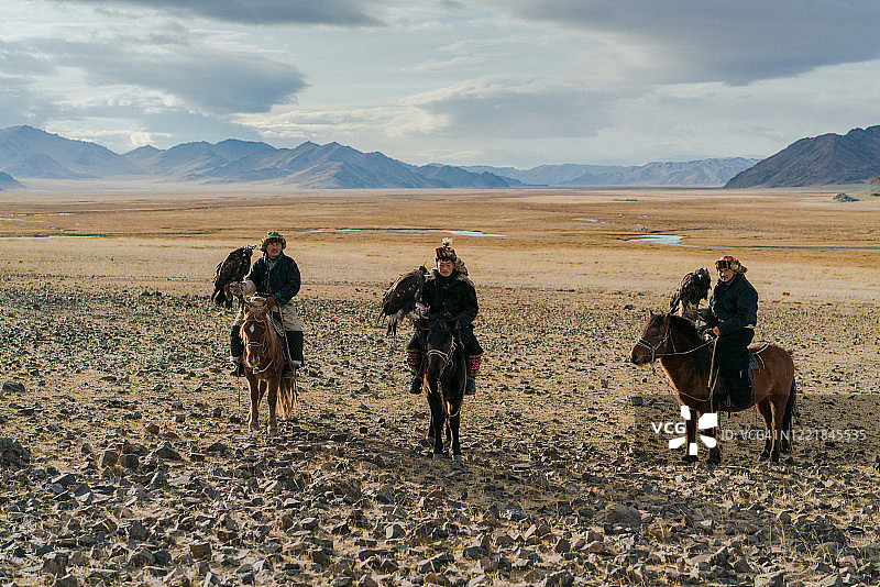 蒙古河边一群猎鹰人的肖像图片素材
