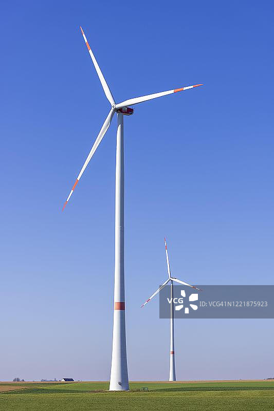 德国巴登-符腾堡州的斯瓦比亚，蓝天下的风力涡轮机图片素材