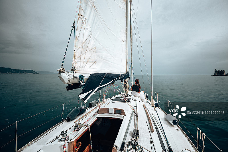 在意大利驾着帆船旅行的女人图片素材