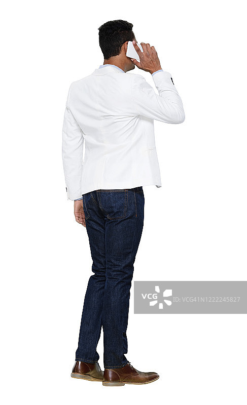 非裔美国青年男性穿着运动夹克，站在白色背景前使用手机图片素材