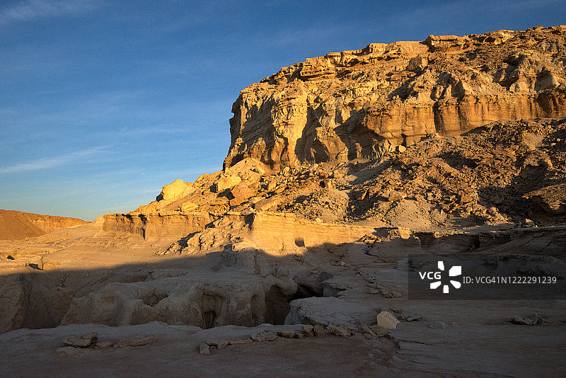 美丽天空下的沙漠风景，星谷，Qeshm岛，波斯湾，伊朗图片素材