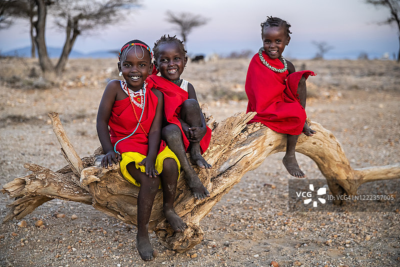 三个来自非洲肯尼亚桑布鲁部落的小女孩图片素材