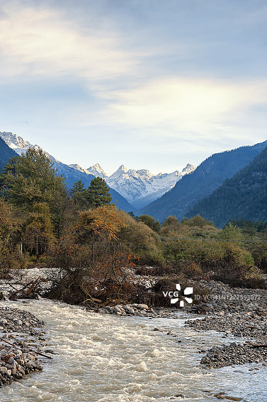 中国青藏高原雪山下的河谷。图片素材