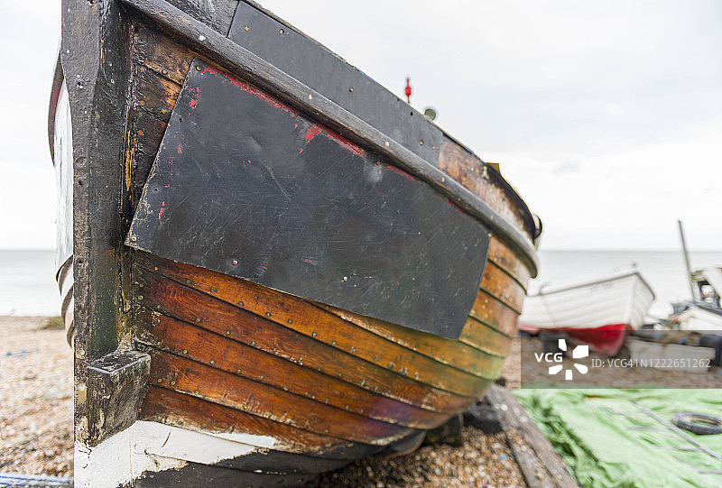 迪尔，英国肯特，2012年12月30日。迪尔海滩上一艘旧渔船的细节。图片素材