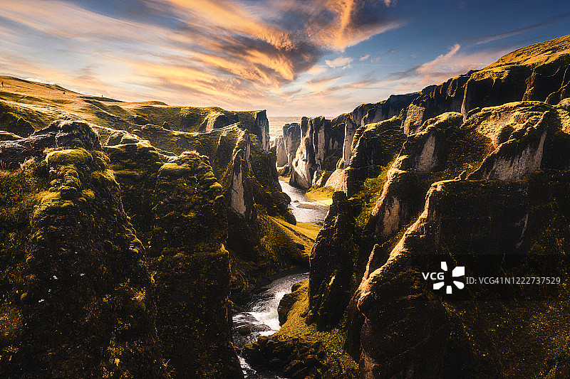 日落时分的峡谷和河流，冰岛图片素材