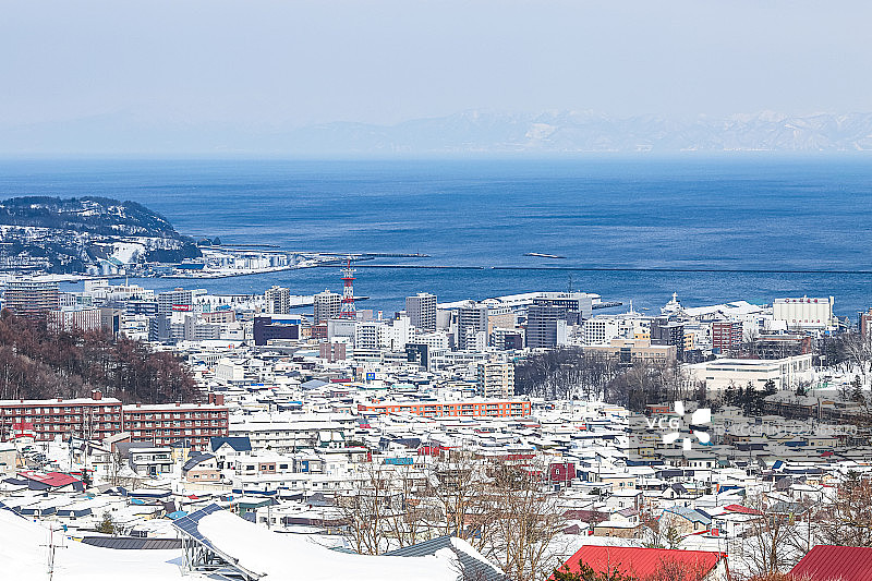 日本北海道小樽，鸟瞰石kari湾和太平洋，白雪覆盖的小樽天际线图片素材