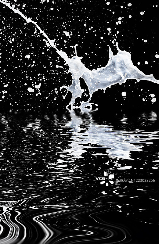 漂浮在空中的牛奶的图形和抽象形式，反映在水中的黑色背景。图片素材
