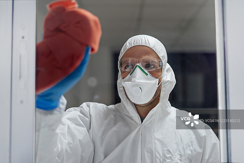 清洁人员穿着防护服，为医院消毒防止传染性病毒图片素材