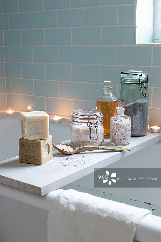 用玻璃罐中的浴盐和天然肥皂沐浴图片素材