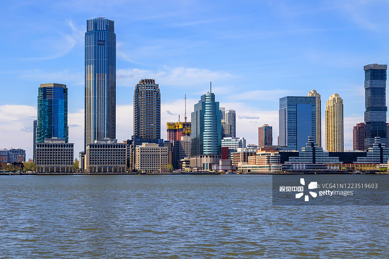 从纽约曼哈顿市中心俯瞰哈德逊河，泽西城的天际线和摩天大楼图片素材