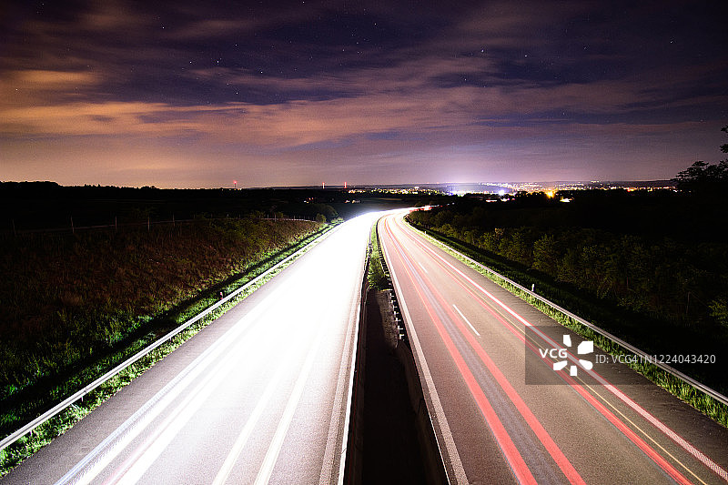 高速公路上车灯闪烁图片素材