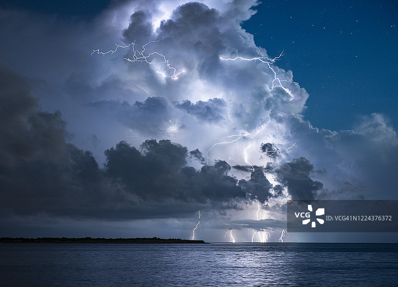 风暴云和闪电风暴席卷圣彼得堡，佛罗里达图片素材