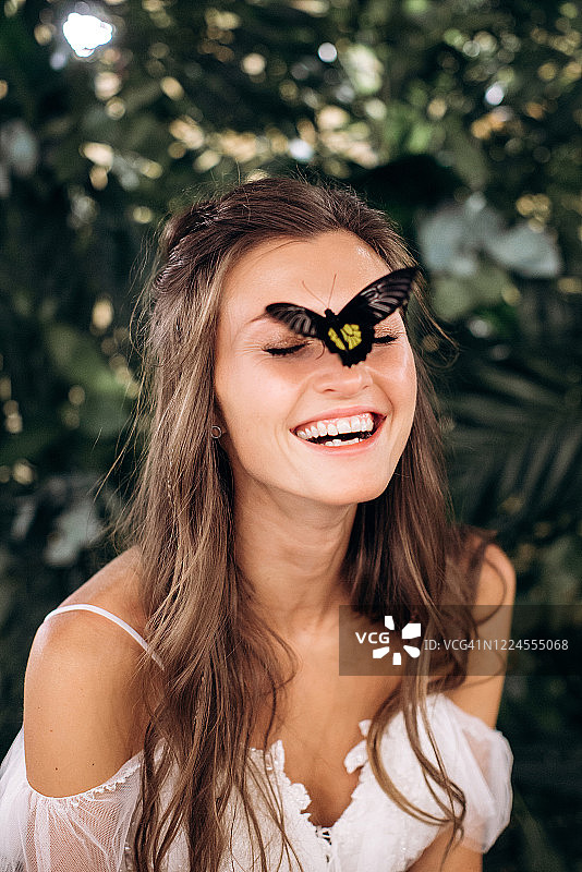 蝴蝶落在新娘的脸上图片素材