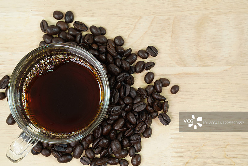 黑咖啡和烤咖啡豆图片素材