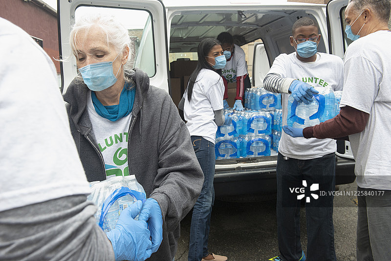 一群送水包的志愿者图片素材