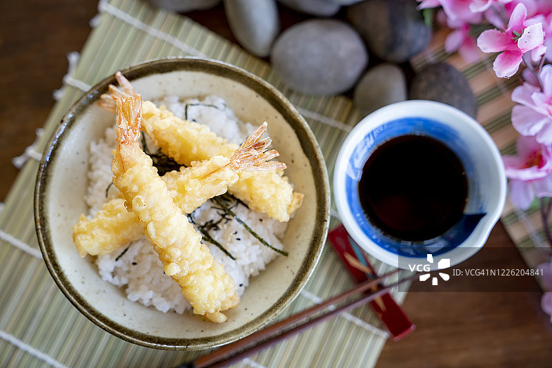 俯视图日本米饭和天妇罗虾在日本融合餐厅图片素材