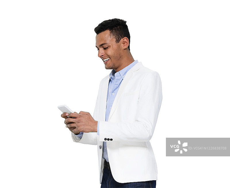非裔美国男性穿着衬衫站在白色背景前使用手机图片素材
