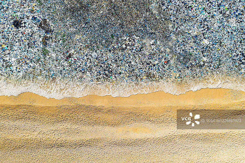 海滩的水里有垃圾。用塑料和垃圾污染海洋的概念图片素材