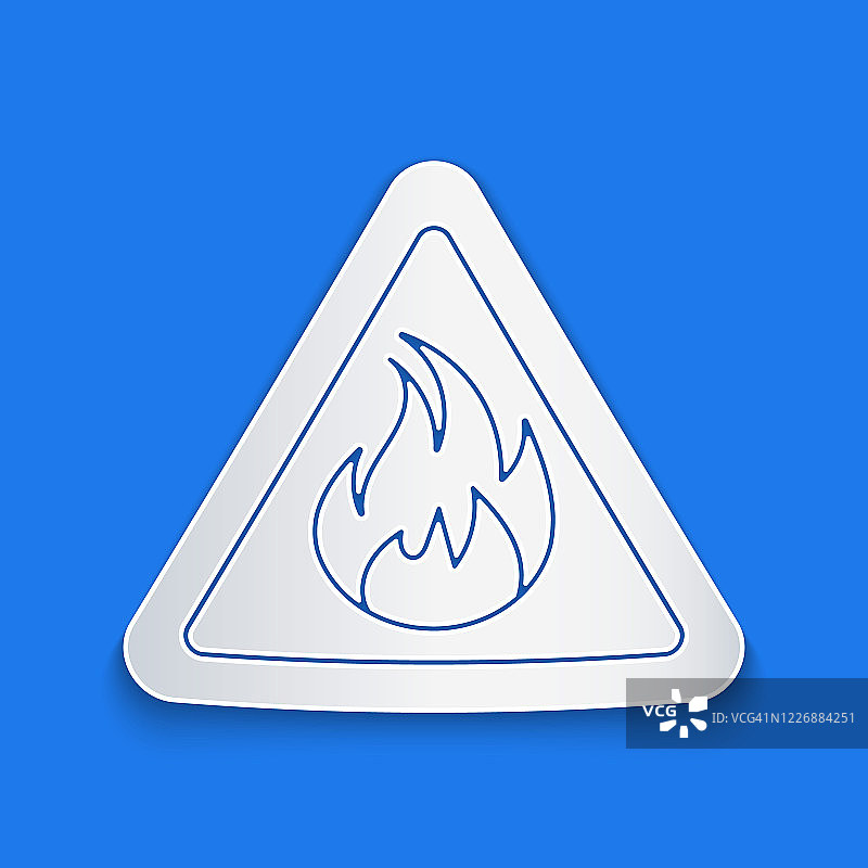 剪纸火火焰三角形图标孤立在蓝色背景。易燃物品警告标志。纸艺术风格。矢量图图片素材