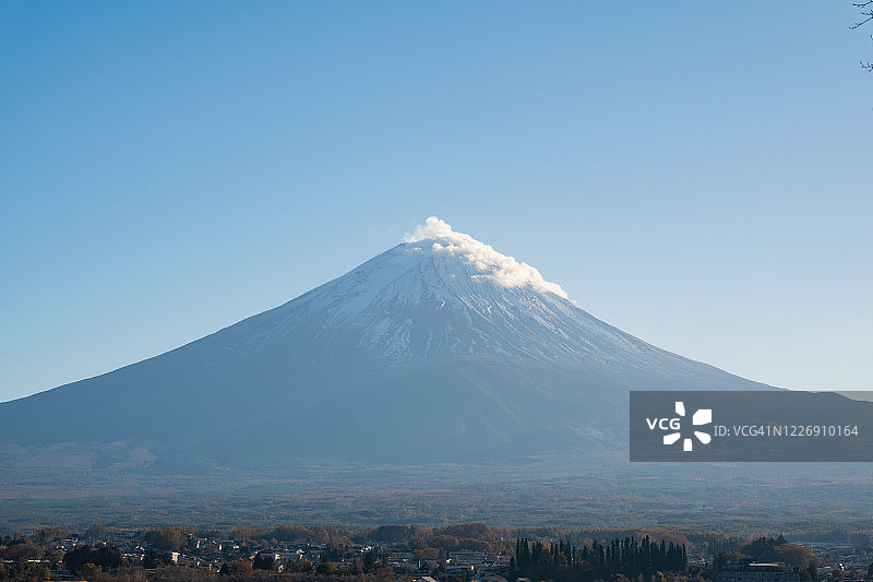从日本山梨县川口湖看富士山。富士山是日本最高的山，深受日本和外国游客的欢迎。图片素材